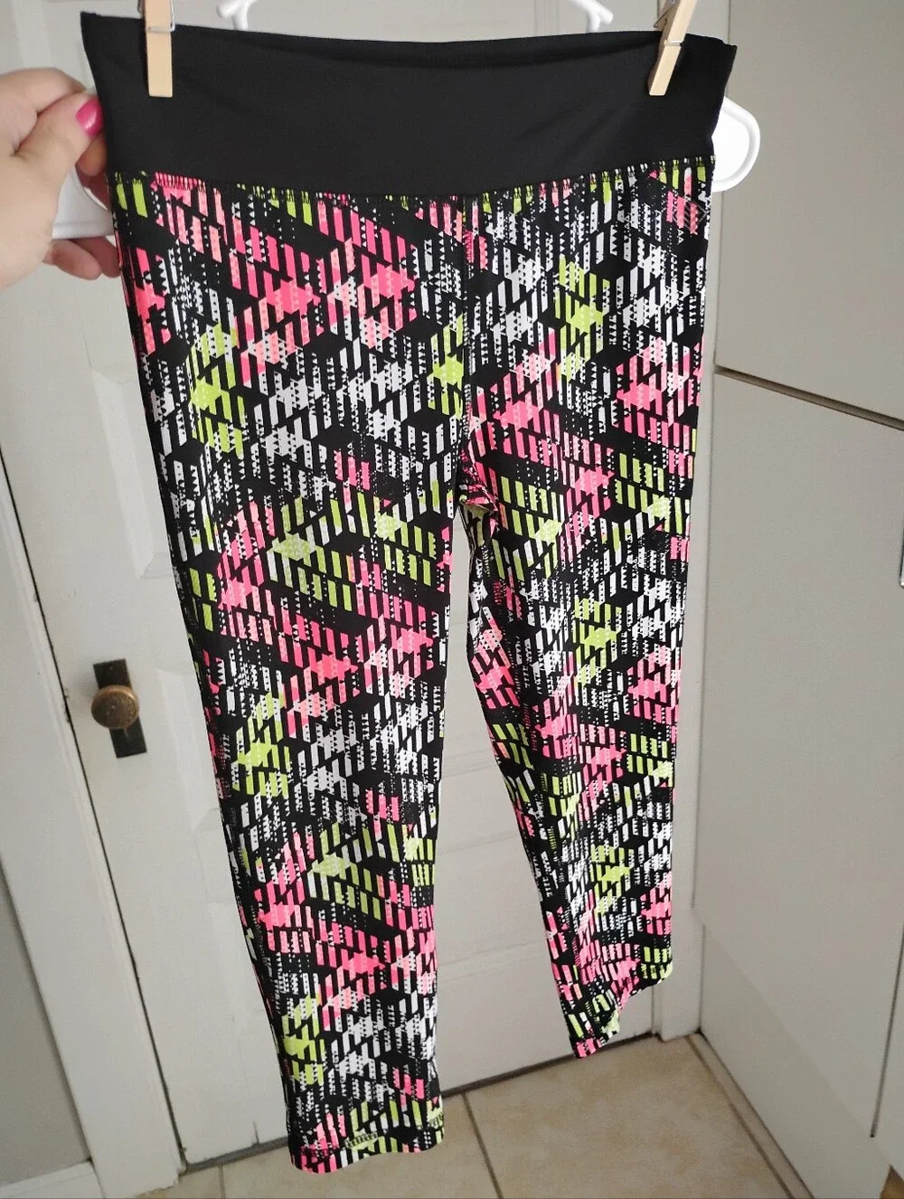 Juniors cropped neon athletic leggings